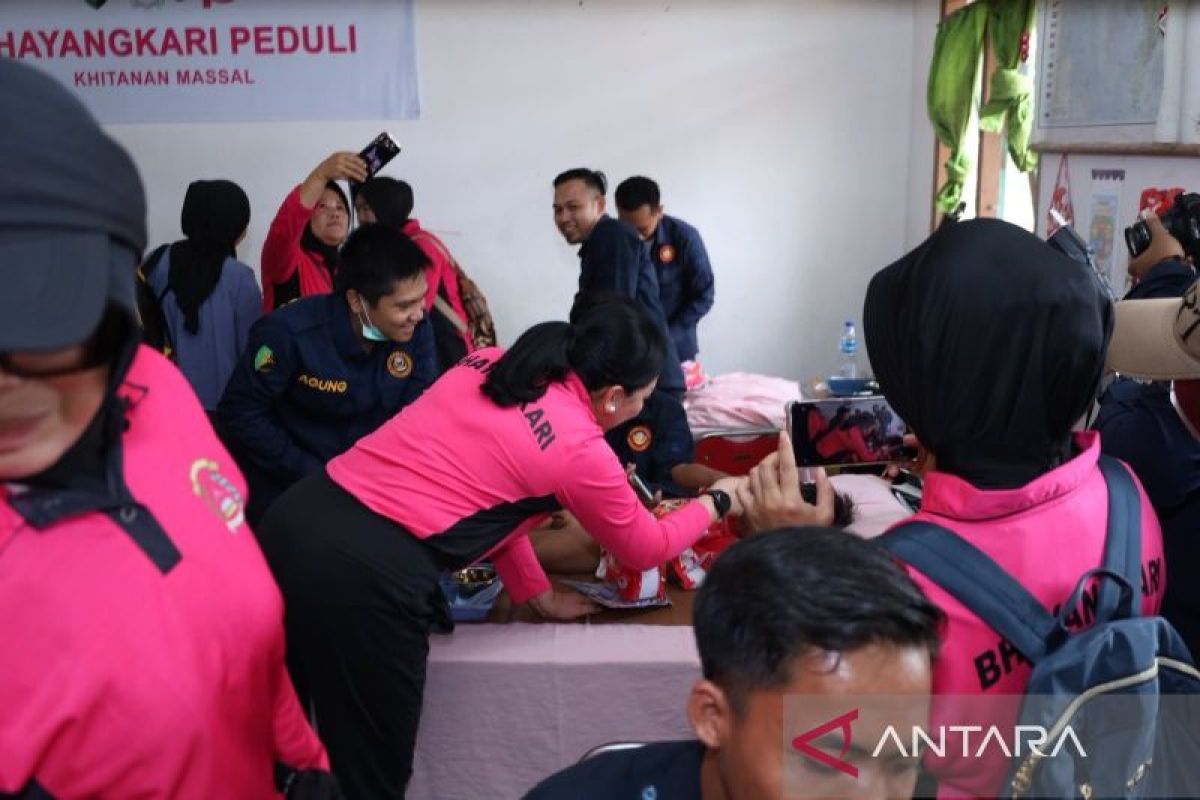 Polda Sumsel Salurkan 1.600 Paket Sembako dan Khitan 82 Anak di Pesisir Banyuasin