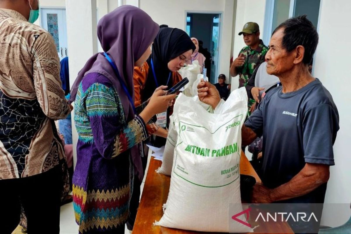 Bapanas Salurkan Beras untuk 186 KK di Desa Batubi Jaya Natuna, Fokus Desil 1-4