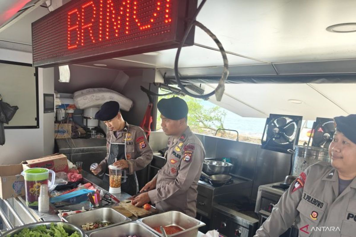Dapur Lapangan Polri Sajikan 300 Porsi Ayam Rica Manado per Hari di Posko SAR Carita
