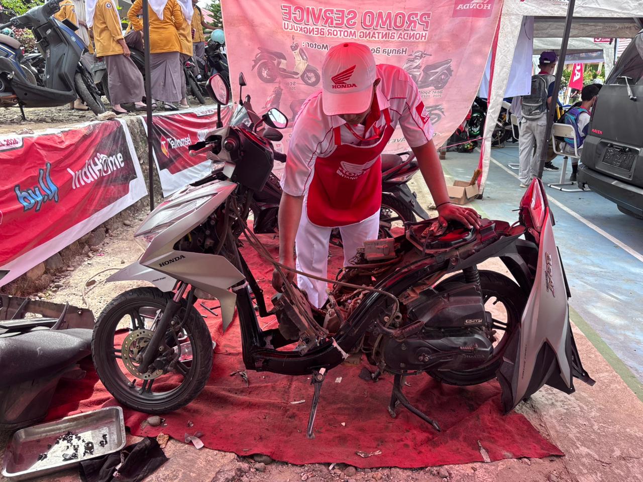 Astra Motor Bengkulu Hadirkan Layanan Servis Gratis di SMK 3 Seluma Lewat HOLAHOOP, Pelajar Antre Perbaiki Motor