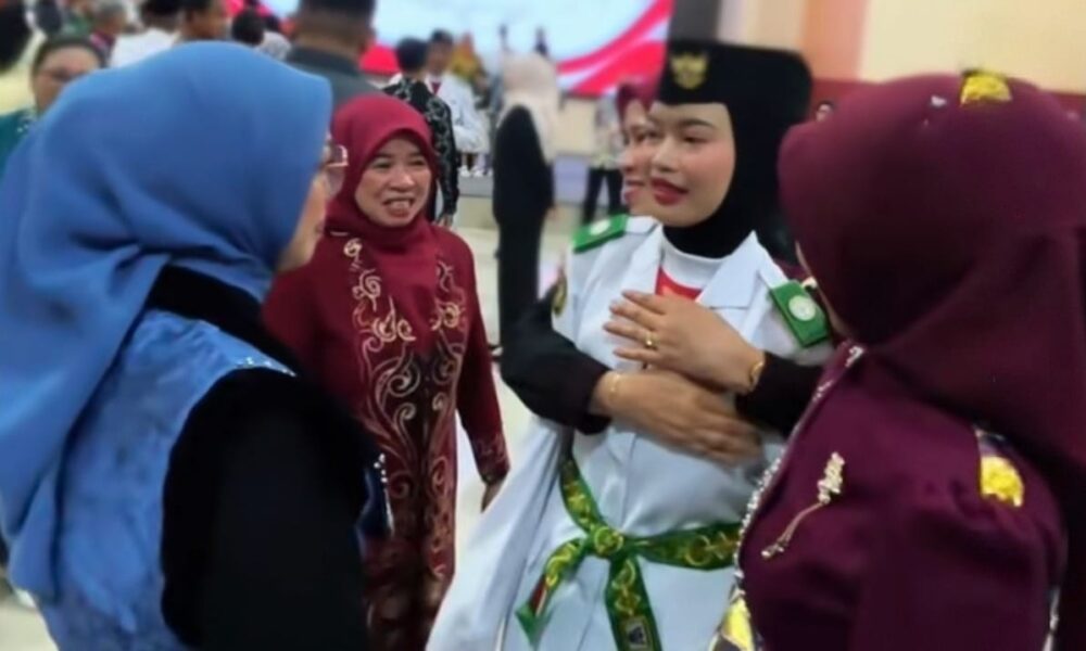 Momen Haru Pengukuhan Paskibraka HSU: Tiga Tokoh Wanita Peluk Sintia Bella, Yatim Piatu yang Hidup Bersama Nenek