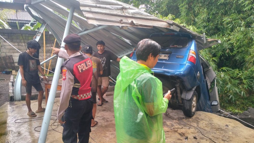 Tembok Penyangga Roboh di Gianyar Timpa Garasi dan Mobil, Kerugian Capai Rp100 Juta