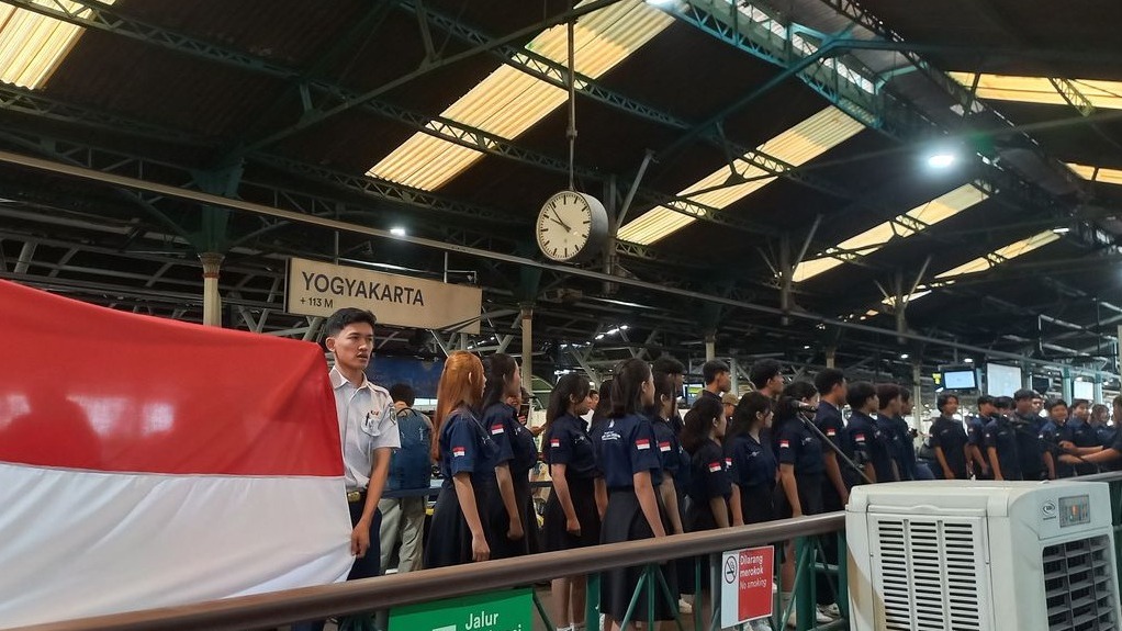 34 Mahasiswa Atma Jaya Yogyakarta Ngamen di Peron Stasiun Tugu demi Kejar Mimpi ke Korea Selatan