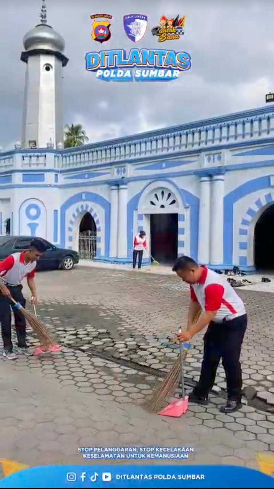 Ditlantas Polda Sumbar Bersihkan Masjid Raya Ganting Padang Jelang Hari Bhayangkara ke-80, Edukasi Keselamatan Jalan Disisipkan