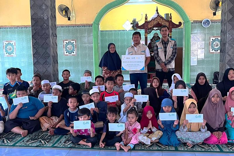 YBM PLN Salurkan Bantuan Biaya Sekolah untuk 20 Anak Yatim di Panti Asuhan Ayah Bunda Palangka Raya