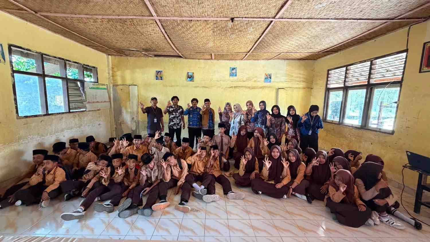 Mahasiswa KKN PMD Unram Desa Beber Gelar Penyuluhan Hukum Pencegahan Pernikahan Dini di Lombok Tengah, Siswa Diajak Fokus Belajar