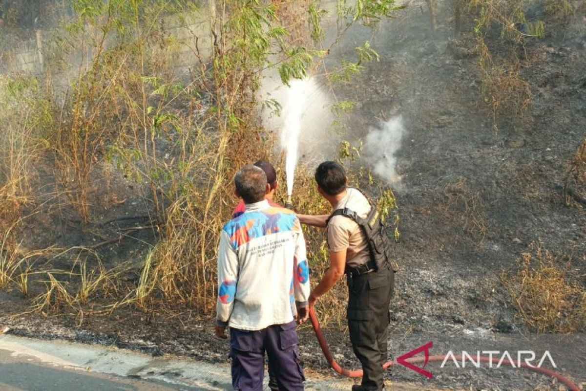 Polres OKU Padamkan Karhutla di Jalinsum Desa Pusar, Api Hanguskan Satu Hektare Semak Belukar