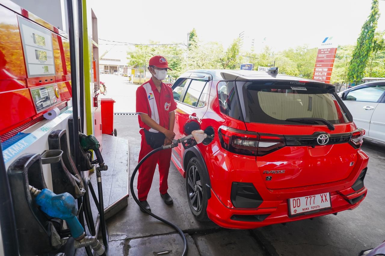 Pertamina Patra Niaga Regional Sulawesi Optimalkan Distribusi BBM, Aktifkan Petugas Marshall di SPBU Padat