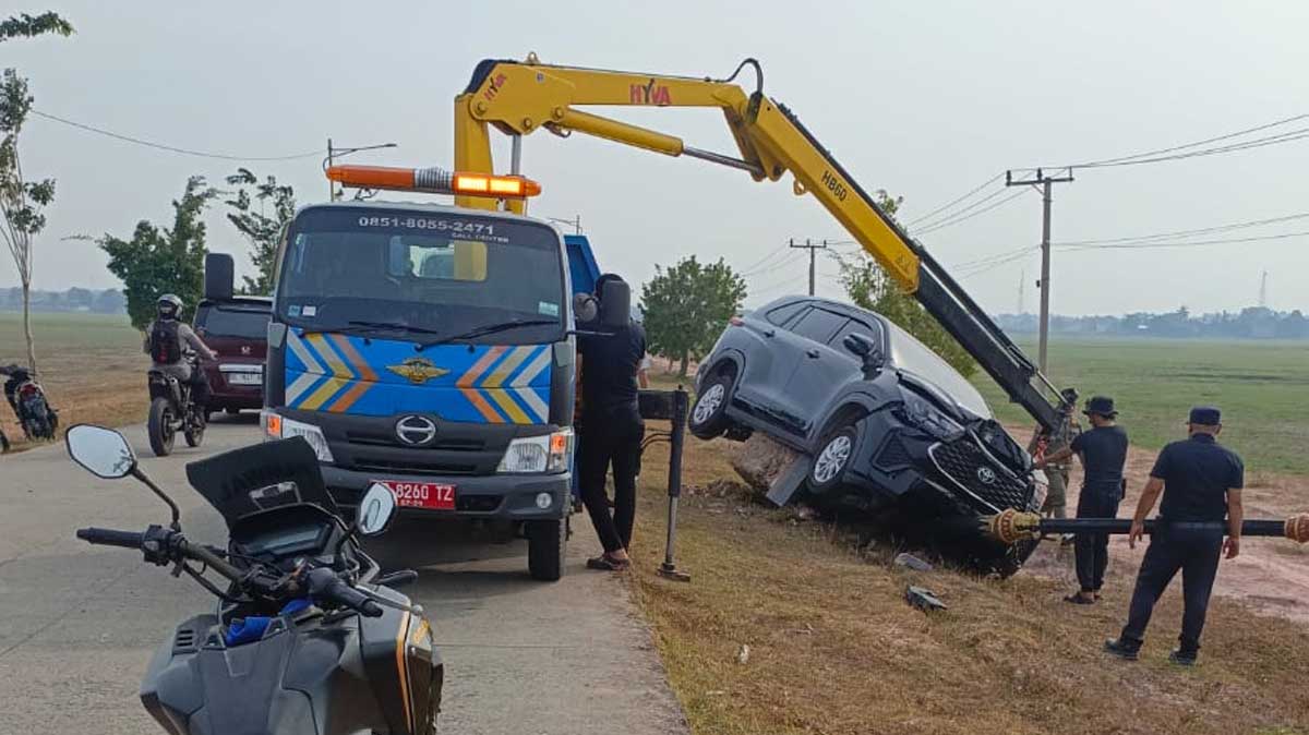 Mobil Dinas Kepala Dinas PPPAPPKB Ogan Ilir Ringsek Usai Hantam Tiang Lampu di Tanjung Senai, Begini Kronologinya