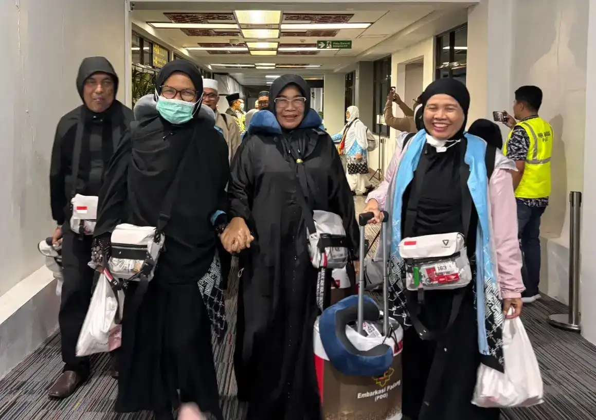 Debarkasi Padang Masuki Fase Akhir Pemulangan Haji, Kloter 12 dari Madinah Bawa 387 Jemaah Termasuk 112 Lansia