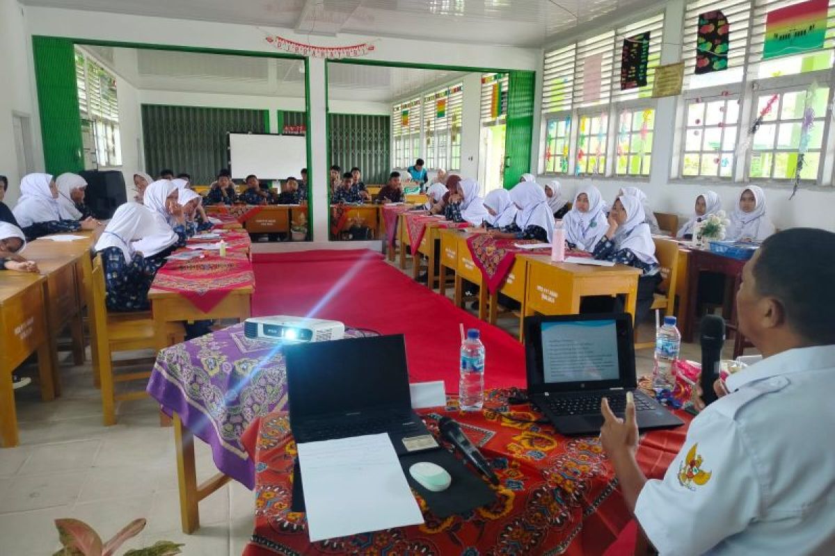 MTsN 11 Agam Latih 38 Pengurus OSIM Tulis Berita, Gandeng PWI Agam sebagai Pengajar