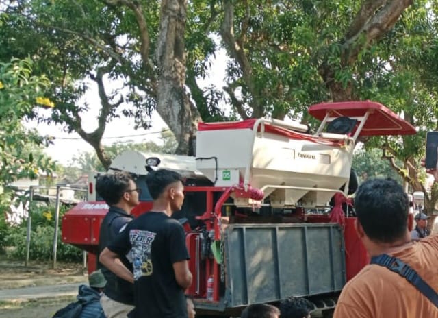 100 Petani Muda Indramayu Dilatih Operasikan Combine Harvester, Peluang Kerja Baru di Sektor Pertanian