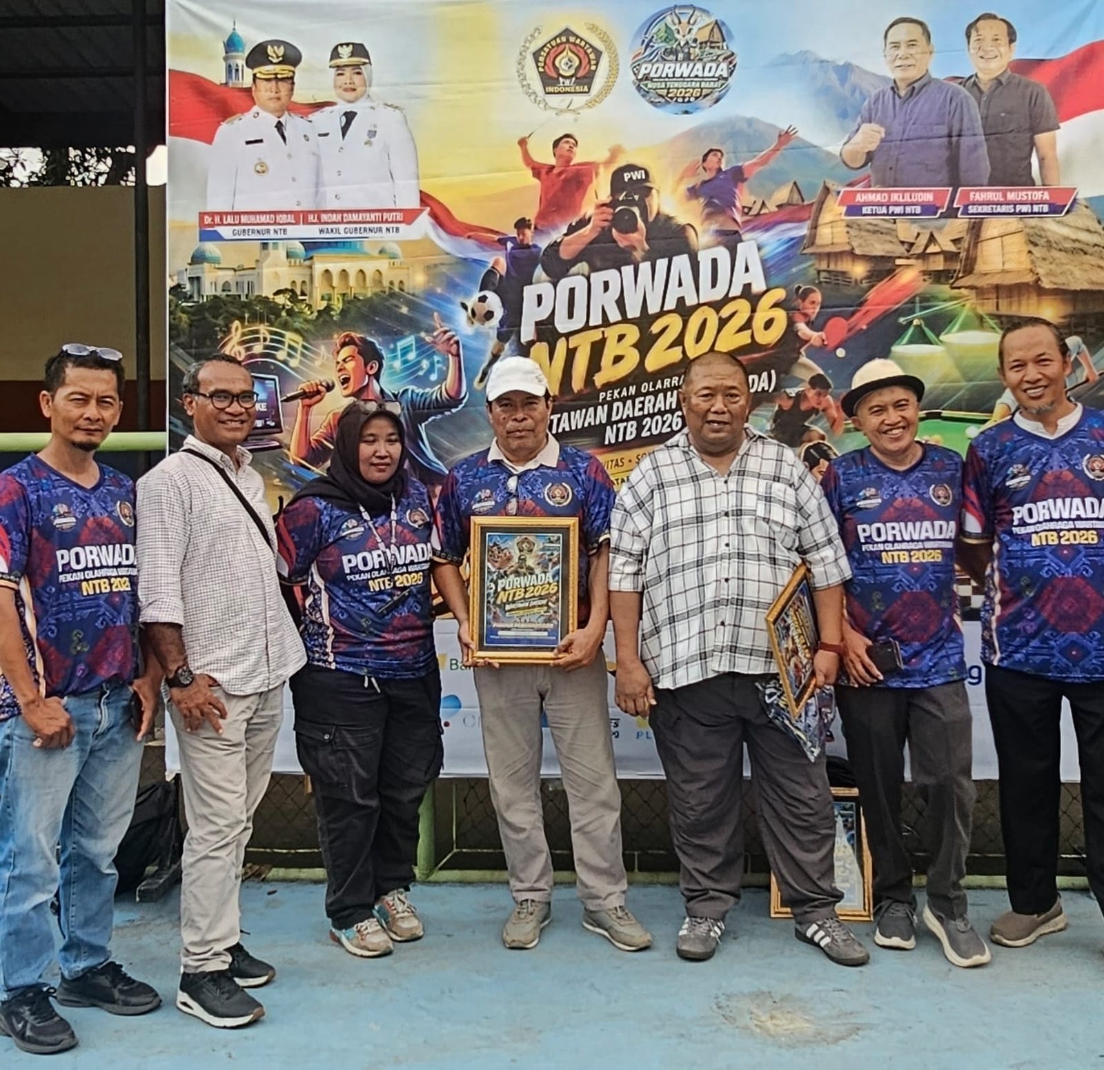 Kadiskominfo NTB Serahkan Piagam ke Dewan Juri Lomba Jurnalistik dan Fotografi Porwada 2026