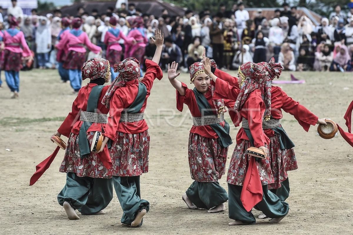 79 Anak Betino Kedepatian Tanjung Pauh Mudik Tampilkan Tari Kreasi di Festival Kenduri Sko Kerinci