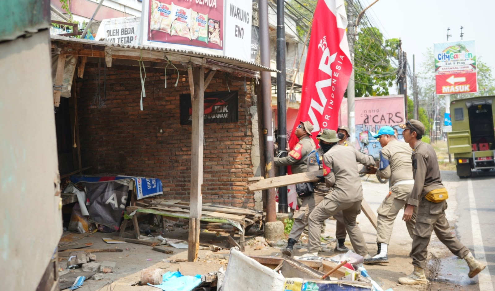 Satpol PP Karawang Bongkar 8 Kios Liar di Karawang Wetan, 7 Bangunan Terlantar Diangkut ke Mako