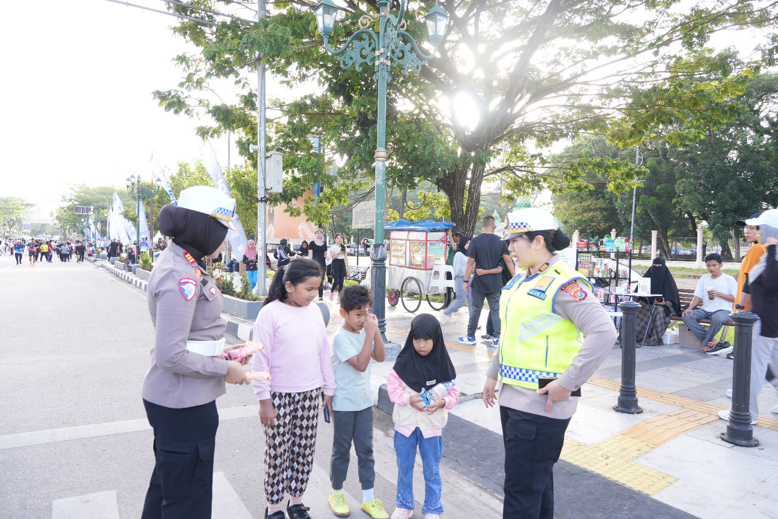 Polwan Ditlantas Polda Sultra Edukasi Ratusan Pengunjung Car Free Day Kendari, Tanamkan Budaya Tertib Berlalu Lintas Sejak Dini