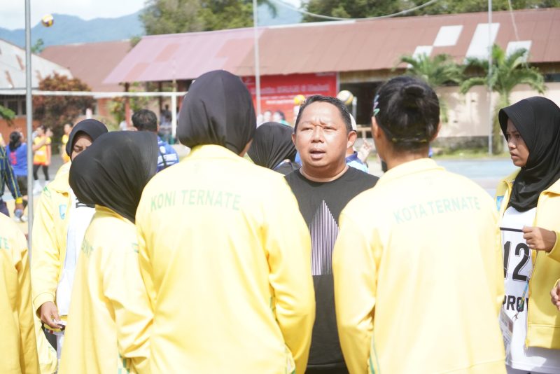 Tim Voli Putri Ternate Kalahkan Taliabu 3-1, Sekkot Ternate Turun Langsung Beri Dukungan di Pinggir Lapangan
