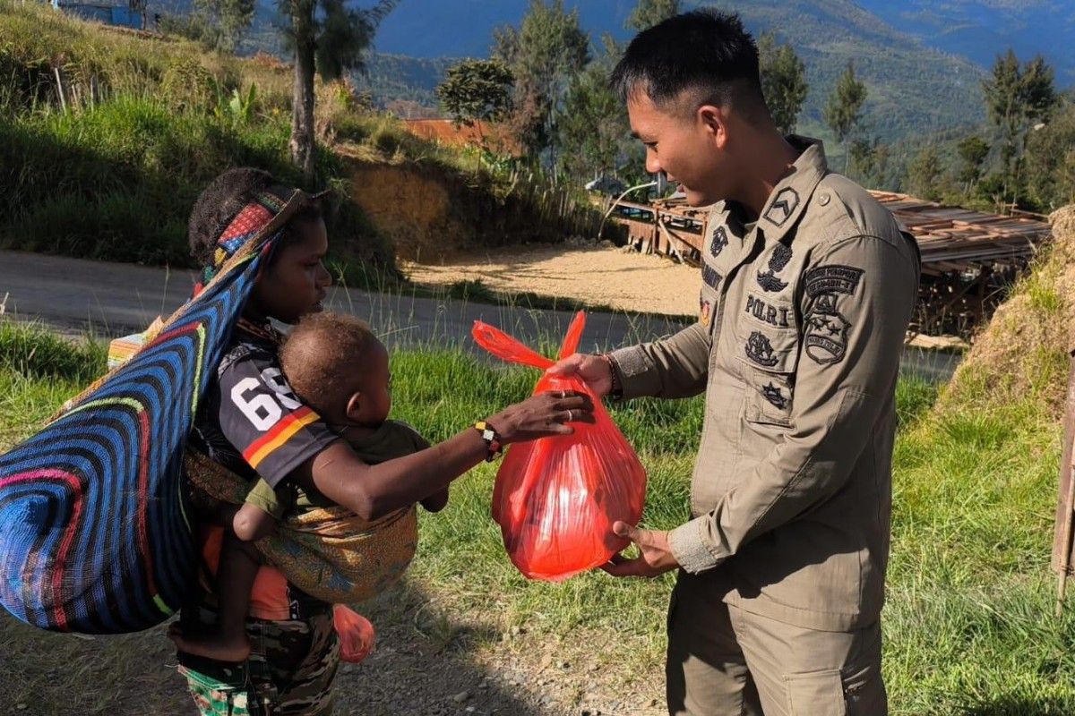 Patroli Jalan Kaki di Sugapa, 15 Personel Satgas ODC Bagikan 25 Paket Sembako ke Warga Intan Jaya