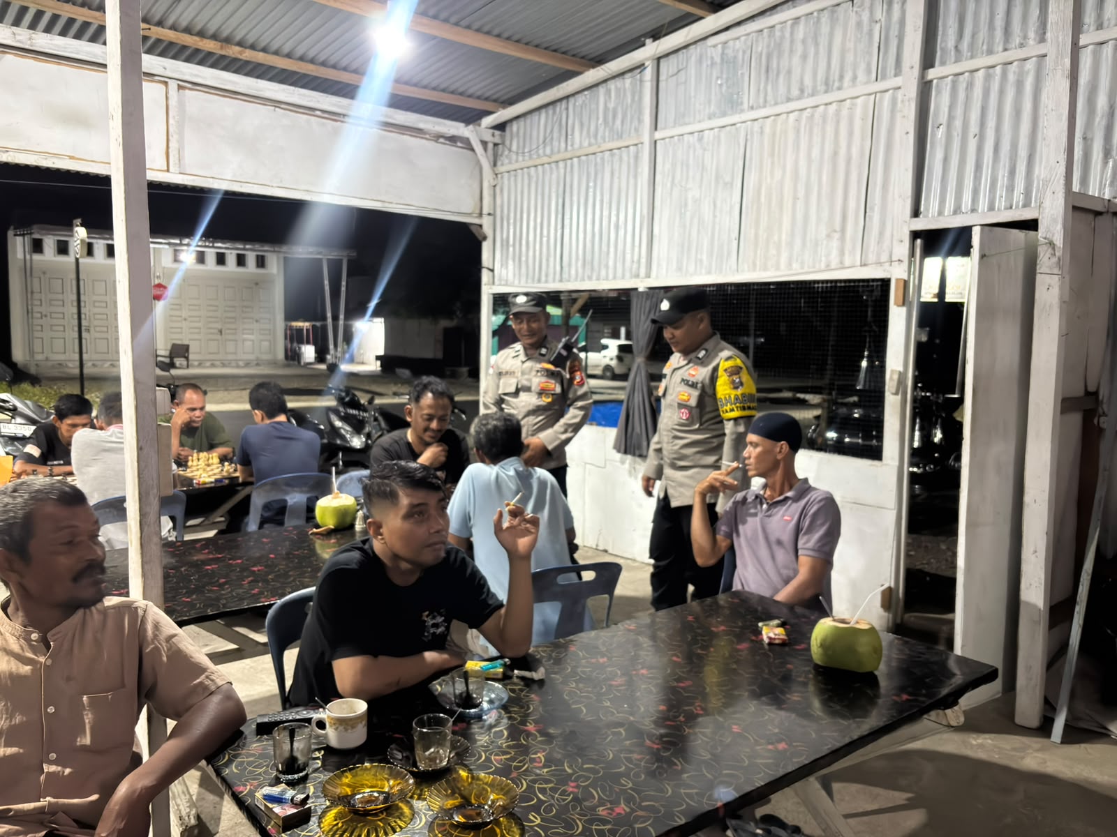 Polsek Meukek Gelar Patroli Malam Dialogis di Warung Kopi, Perkuat Sinergi Warga Cegah Kriminalitas di Aceh Selatan
