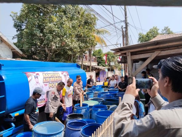 Polres Serang Salurkan 8.000 Liter Air Bersih ke Warga Kampung Talangmas yang Terdampak Kekeringan di Tanara