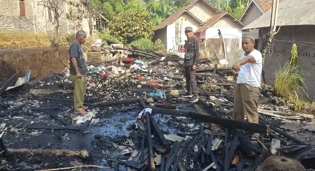 Rumah Warga Kali Miring Tanggamus Ludes Terbakar, Kakon Minta Bantuan Pemkab dan Camat untuk Bedah Rumah