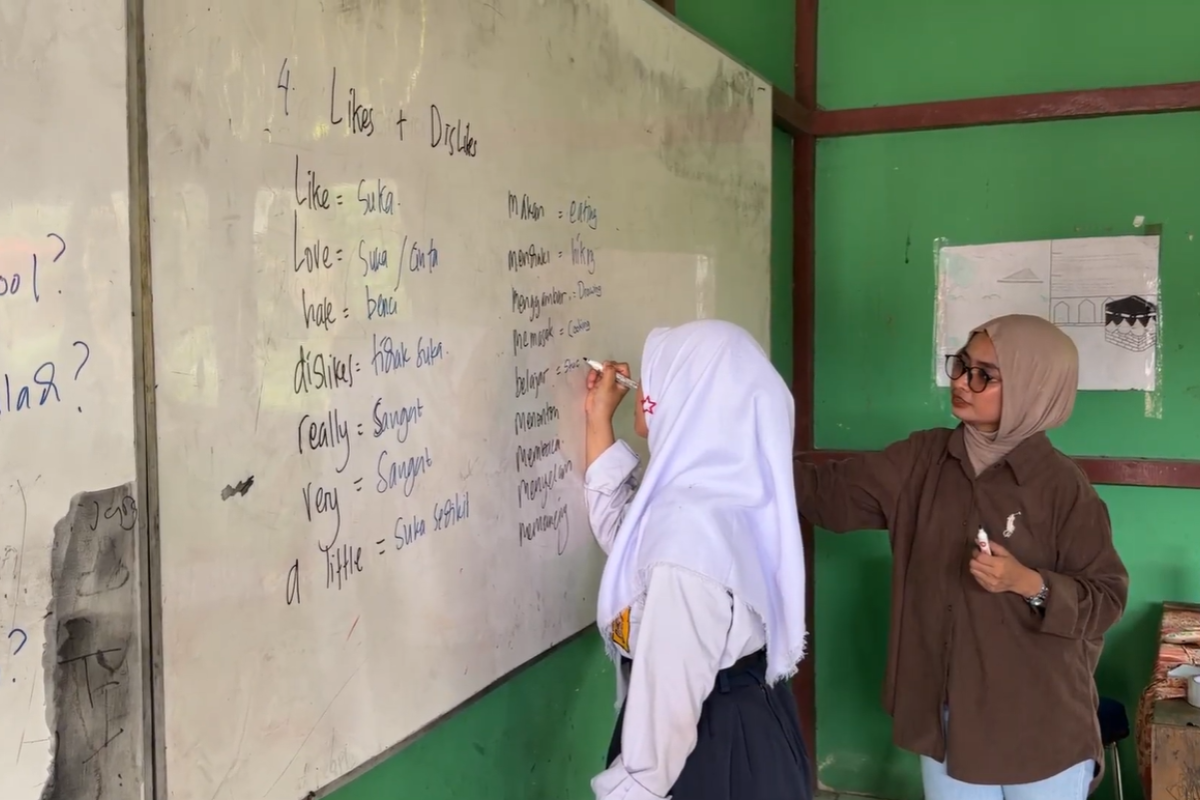 DIB Mengajar Buka Akses Bahasa Inggris bagi 37 Siswa SMP di Desa Pelapis Kayong Utara, Pulau Terluar Kepulauan Karimata