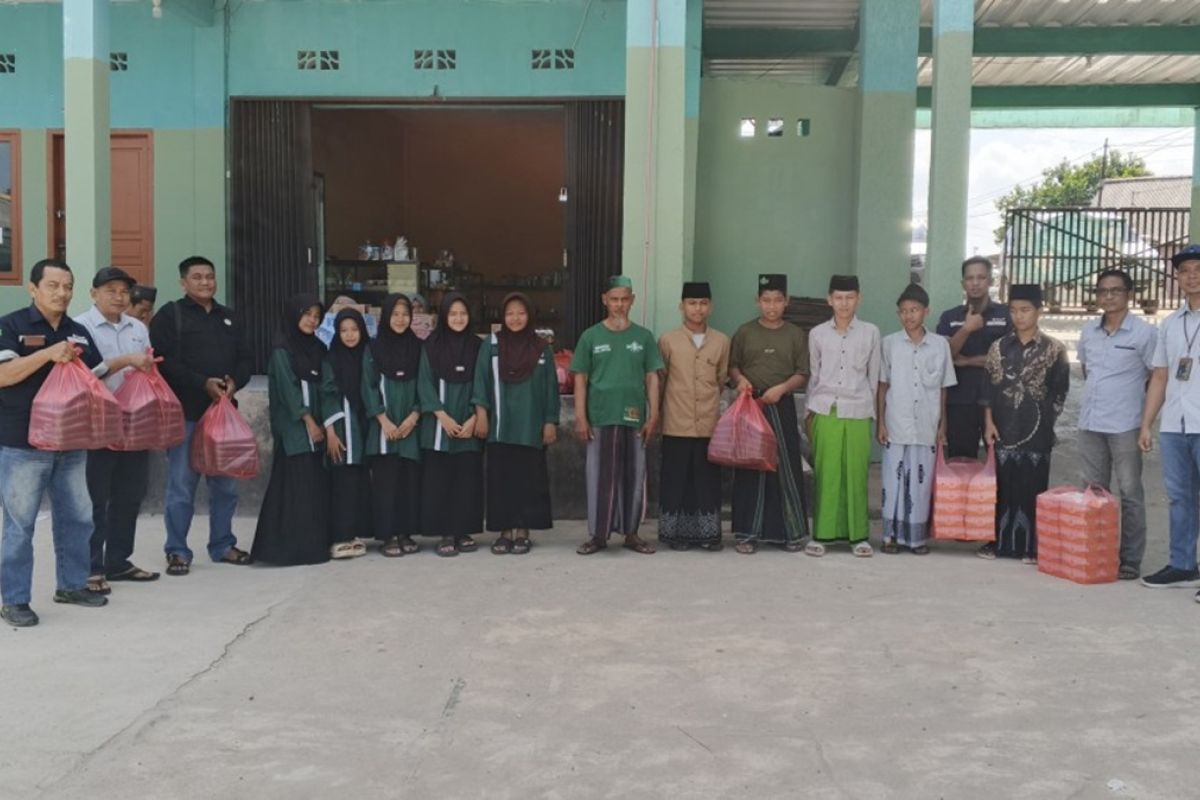 PT Timah Bagikan Ratusan Paket Makanan ke 3 Ponpes di Toboali Bangka Selatan untuk Rayakan HUT ke-50