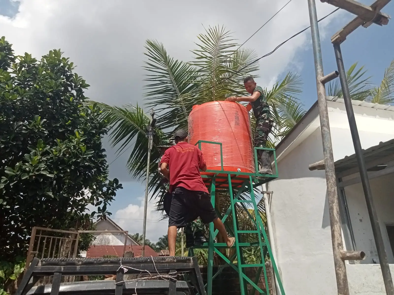 Satgas TMMD Ke-129 Kodim 0418/Palembang Pasang Tandon Air di Sumur Bor Tahfidz Alfatihah