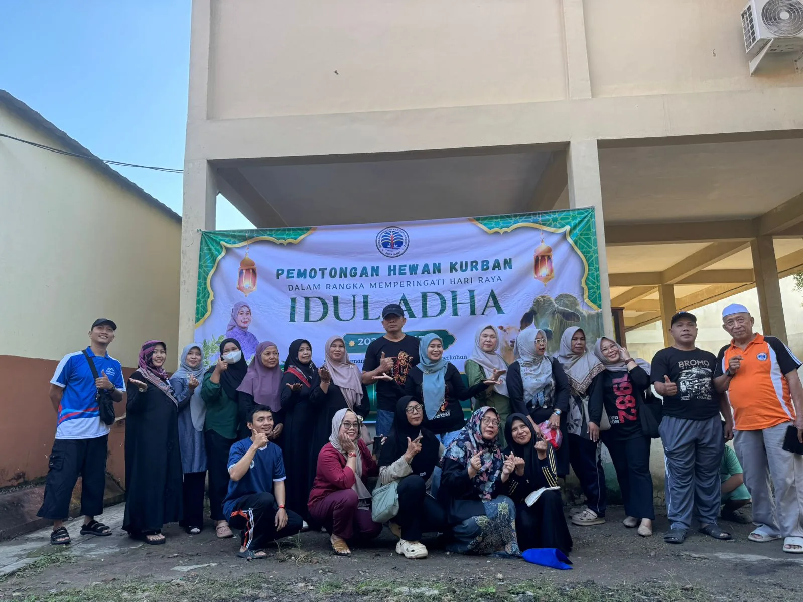 Guru dan Tenaga Kependidikan SMKN 2 Kota Jambi Kumpulkan Tabungan Setahun, Kurban 4 Ekor Sapi untuk Warga Sekitar
