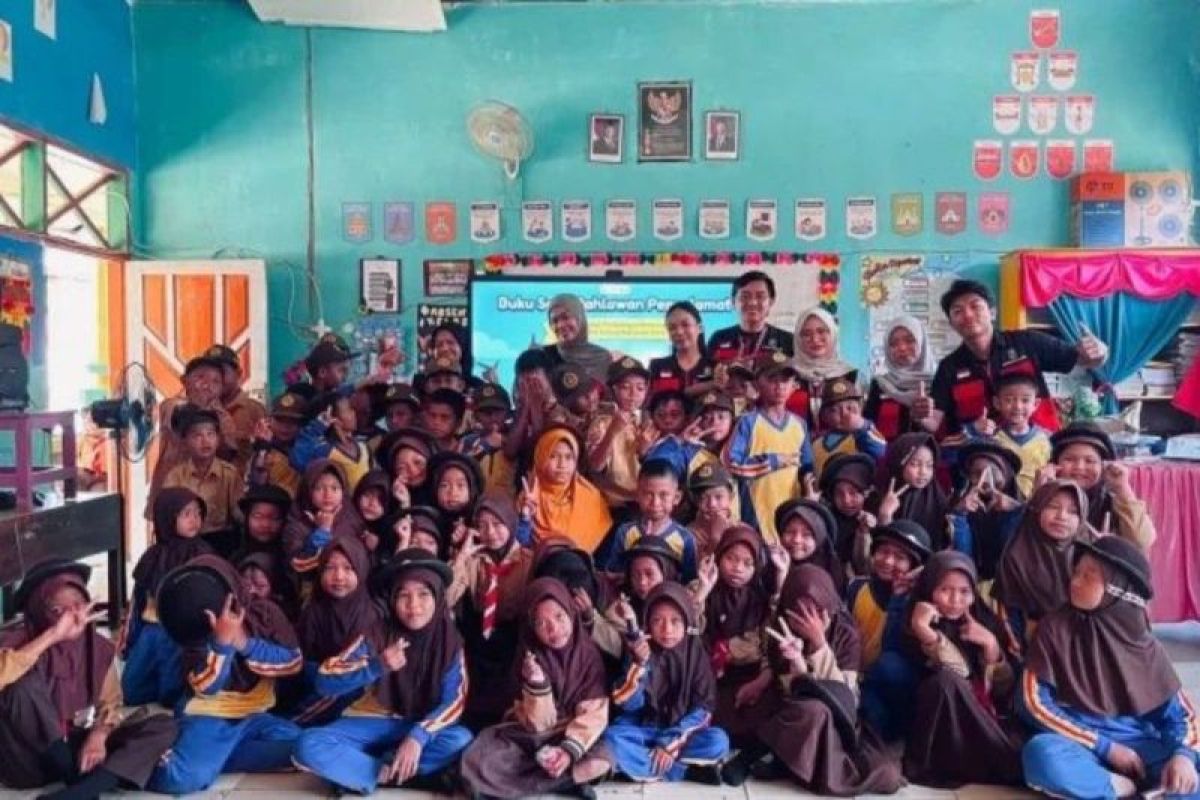Mahasiswa Unhas Latih Mitigasi Bencana ke Murid SD di Sidrap, Bekali Buku Saku hingga Simulasi Longsor