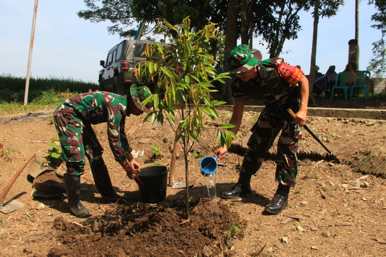 Air Bersih Mengalir ke Rumah Warga Dusun Gadungsari, Satgas TMMD Sragen Tanam Pohon Durian untuk Masa Depan