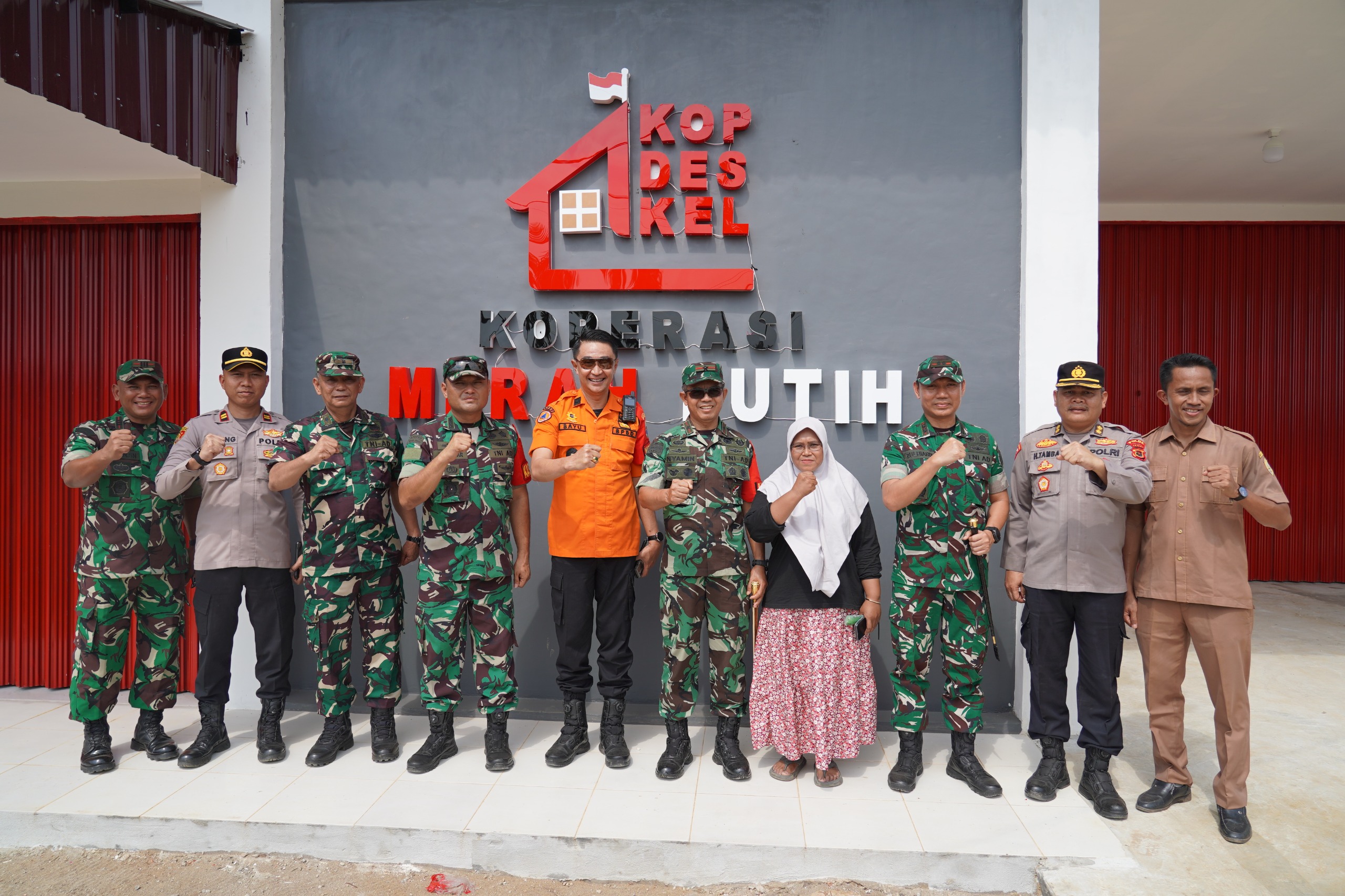 Danrem 042/Gapu Tinjau Kesiapan Satgas Karhutla di Tanjung Jabung Timur, Cek Alat Pemadam hingga Beri Bantuan Sembako
