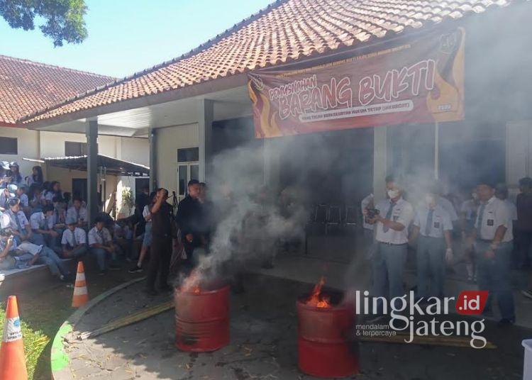 Kejari Salatiga Musnahkan Barang Bukti 51 Perkara di Depan Pelajar, Sabu dan Ganja Dihancurkan dengan Blender