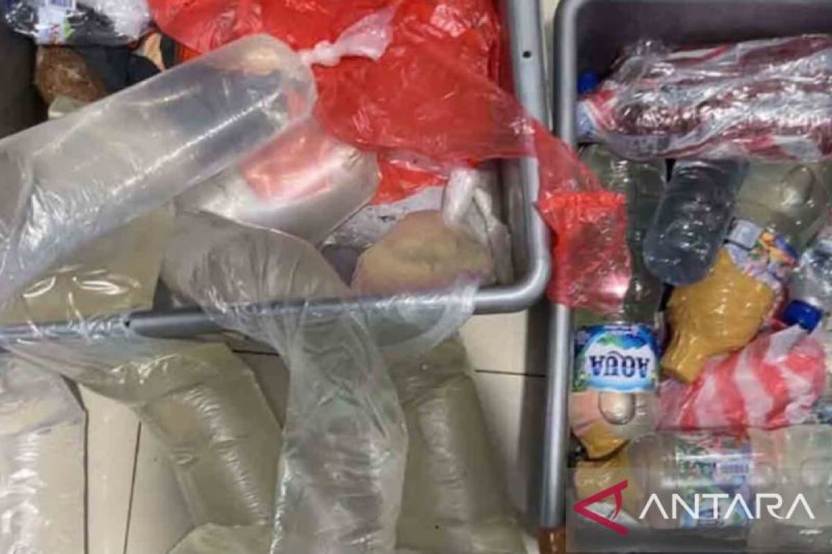 Polisi Sita 25 Liter Sopi dan 9 Bilah Sajam dari Penumpang KM Dorolonda di Pelabuhan Ambon