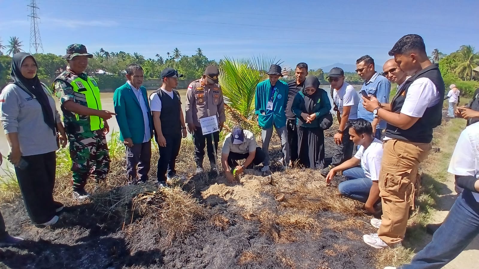 Forkopimda Bireuen dan Ratusan Mahasiswa Tanam 440 Bibit Pohon di Bantaran Sungai Kulu Kutablang