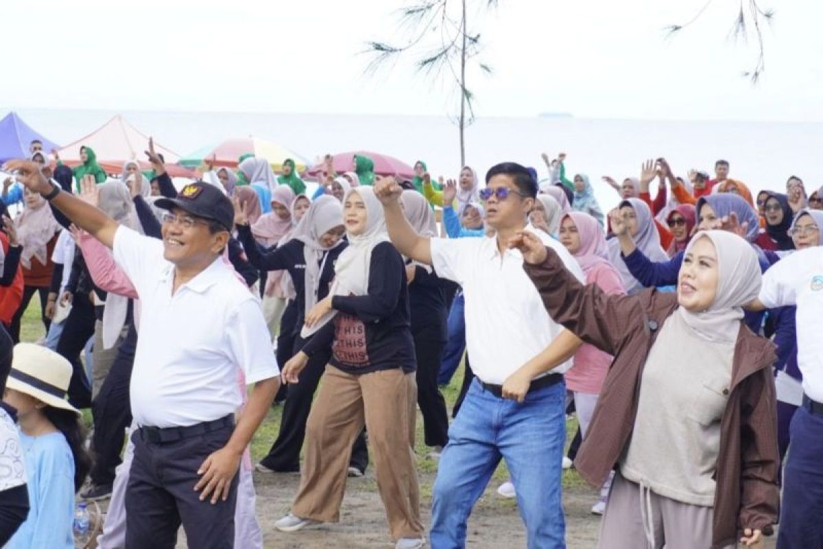 Pemkab Padang Pariaman Padukan Senam Massal, Cek Kesehatan Gratis, dan Bazar UMKM dalam 100 Festival