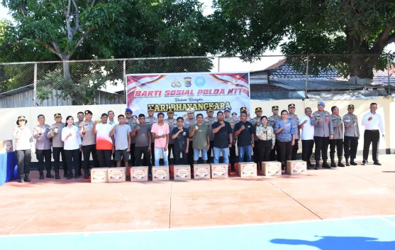 Kapolda NTT Salurkan 100 Paket Sembako ke Warga Kupang, Momentum Hari Bhayangkara ke-80