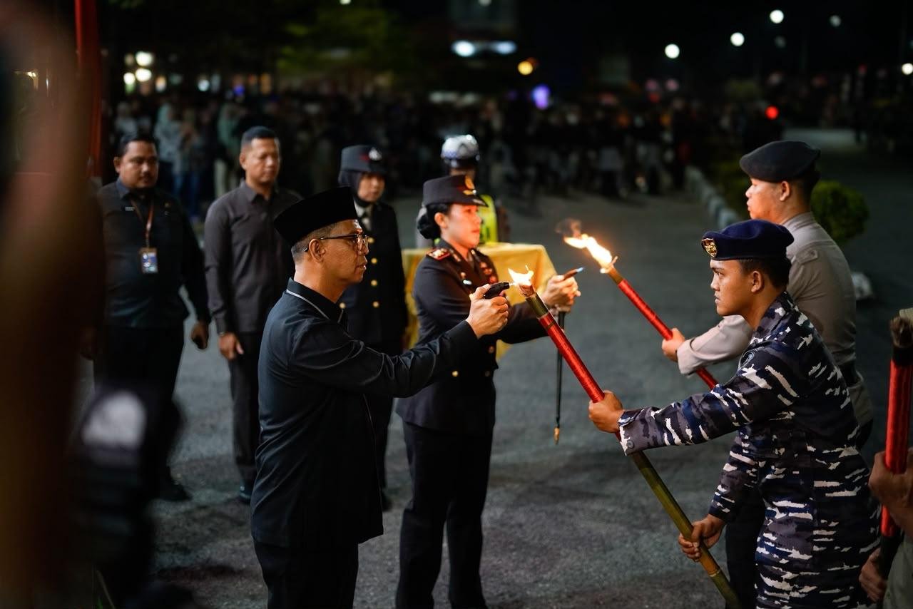 Pawai Obor HUT ke-81 RI di Karimun Diikuti 1.500 Peserta, Bupati Iskandarsyah Tekankan Stabilitas Daerah