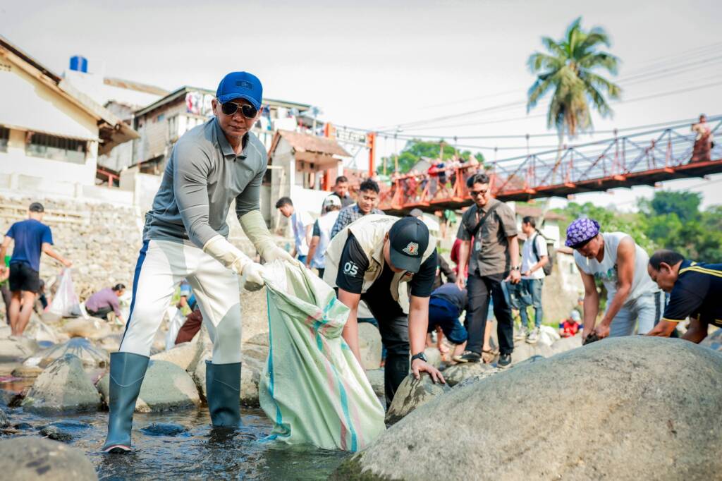 Warga RW 05 Sempur Bogor Bersihkan Sungai Ciliwung, Wakil Wali Kota Jenal Mutaqin Hadir Langsung