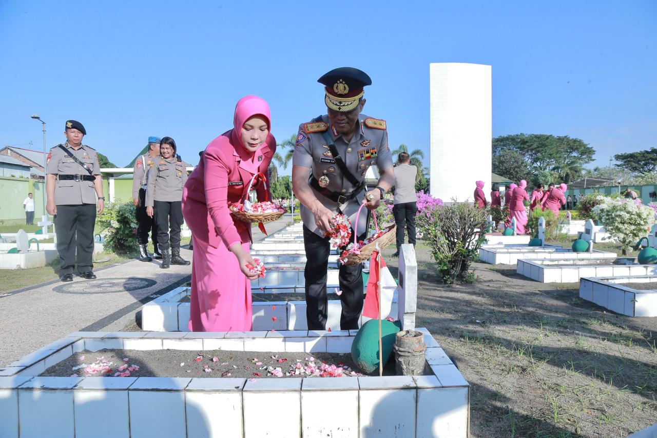 Peringati Hari Bhayangkara ke-80, Kapolda NTB Irjen Pol. Kalingga Rendra Raharja Pimpin Ziarah dan Tabur Bunga di TMP Majeluk Mataram