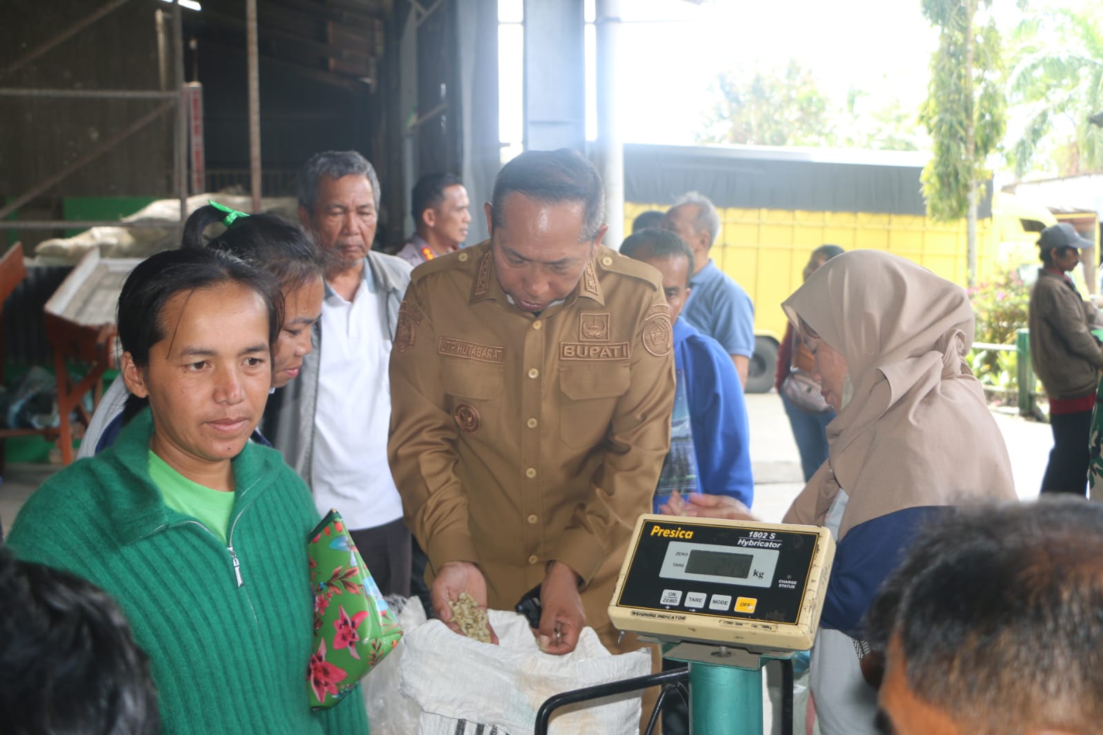 Bupati Taput Tinjau Langsung Pabrik Kopi di Siborongborong, Petani Diajak Jaga Kualitas Demi Harga Ekspor