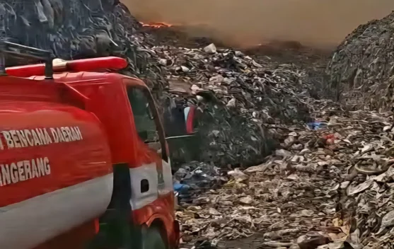 Kebakaran TPA Jatiwaringin Meluas ke 15 Hektare, BNPB Kerahkan Dua Heli Waterbombing dari Jambi dan Pesawat Modifikasi Cuaca BMKG