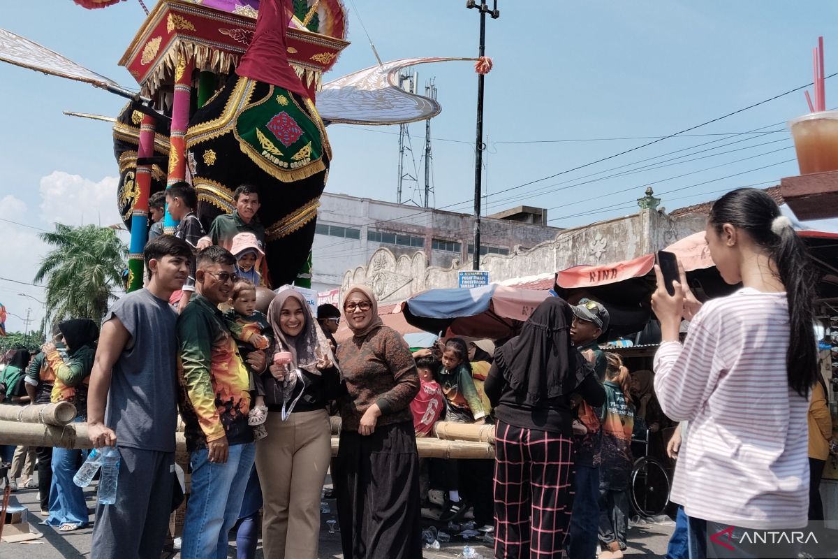 Bangunan Tabuik Pariaman Jadi Latar Foto Wisatawan saat Puncak Pesona Budaya Piaman 2026, Tradisi Setahun Sekali