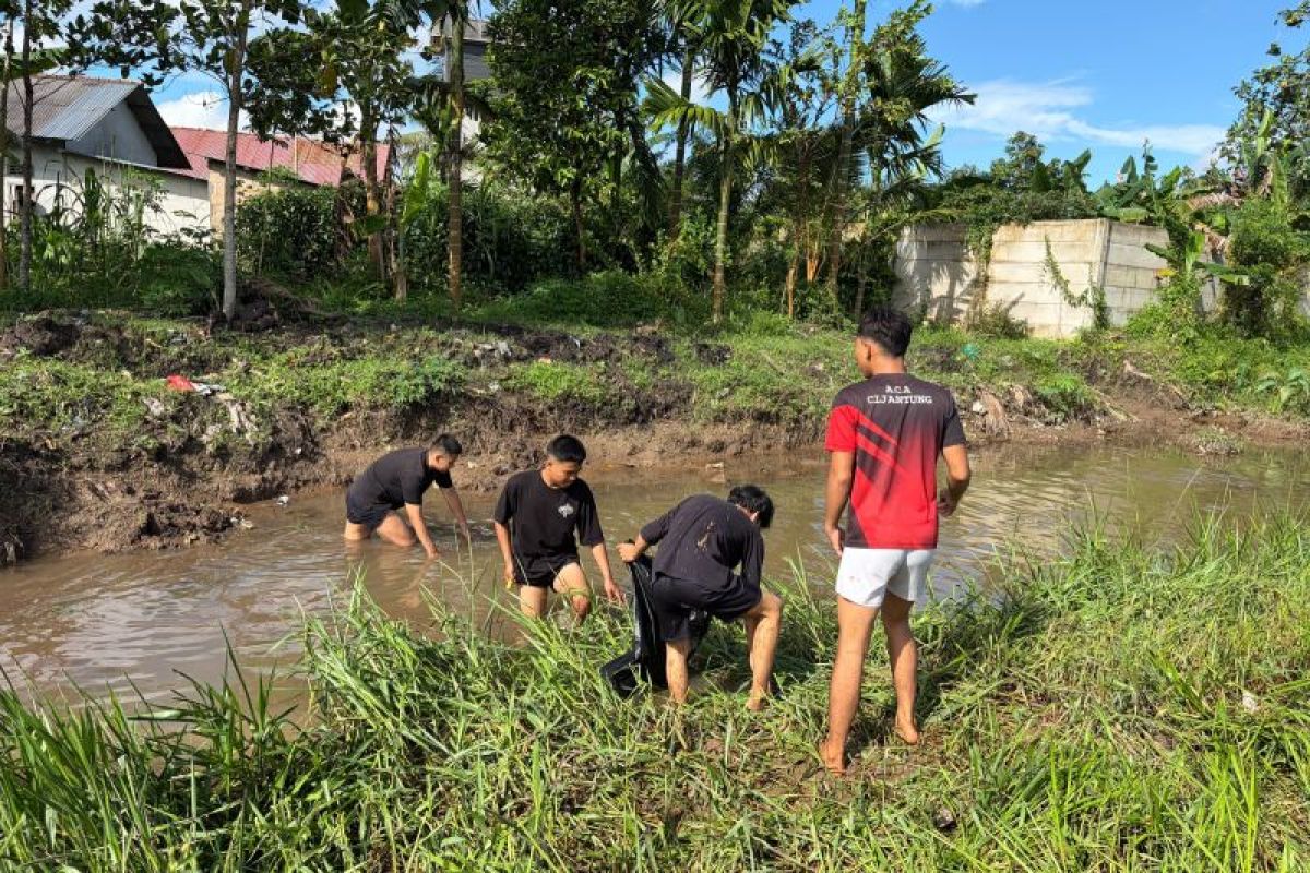 Mahasiswa UBB dan Warga Desa Kace Gotong Royong Keruk Sungai, Banjir Sempat Setinggi Pinggang Orang Dewasa