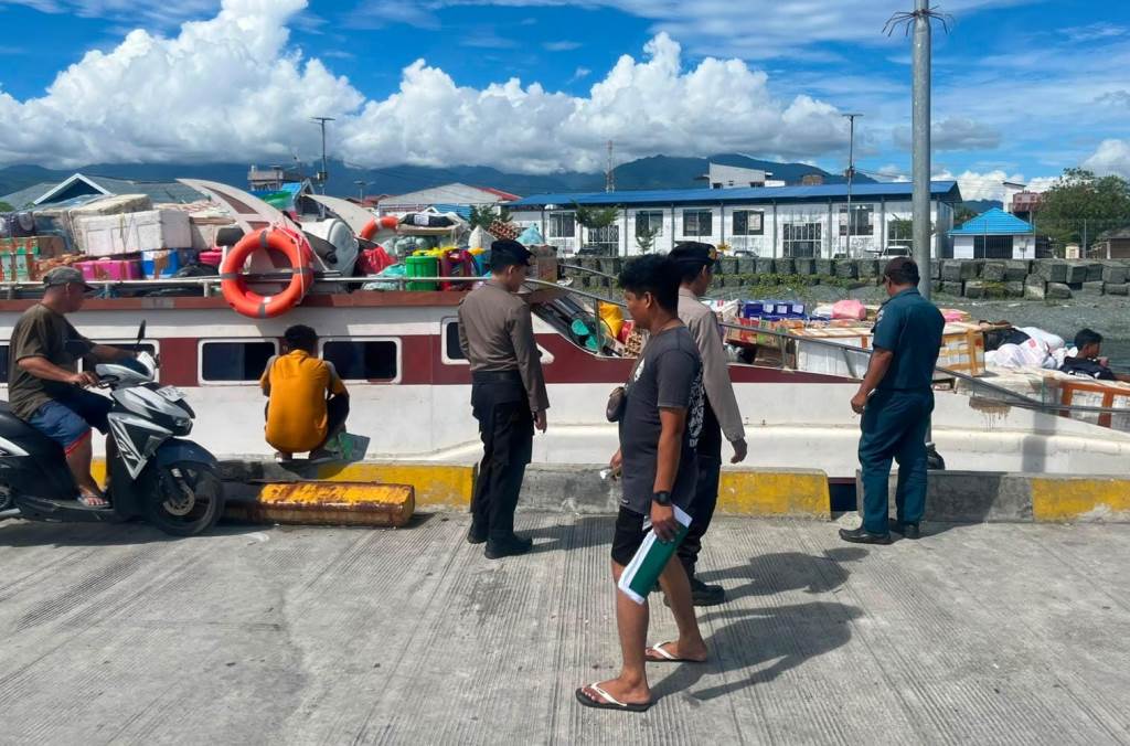 Polres Tojo Una-Una Perkuat Patroli Kota di Pelabuhan Ampana hingga Pasar, 3 Personel Satsamapta Diterjunkan