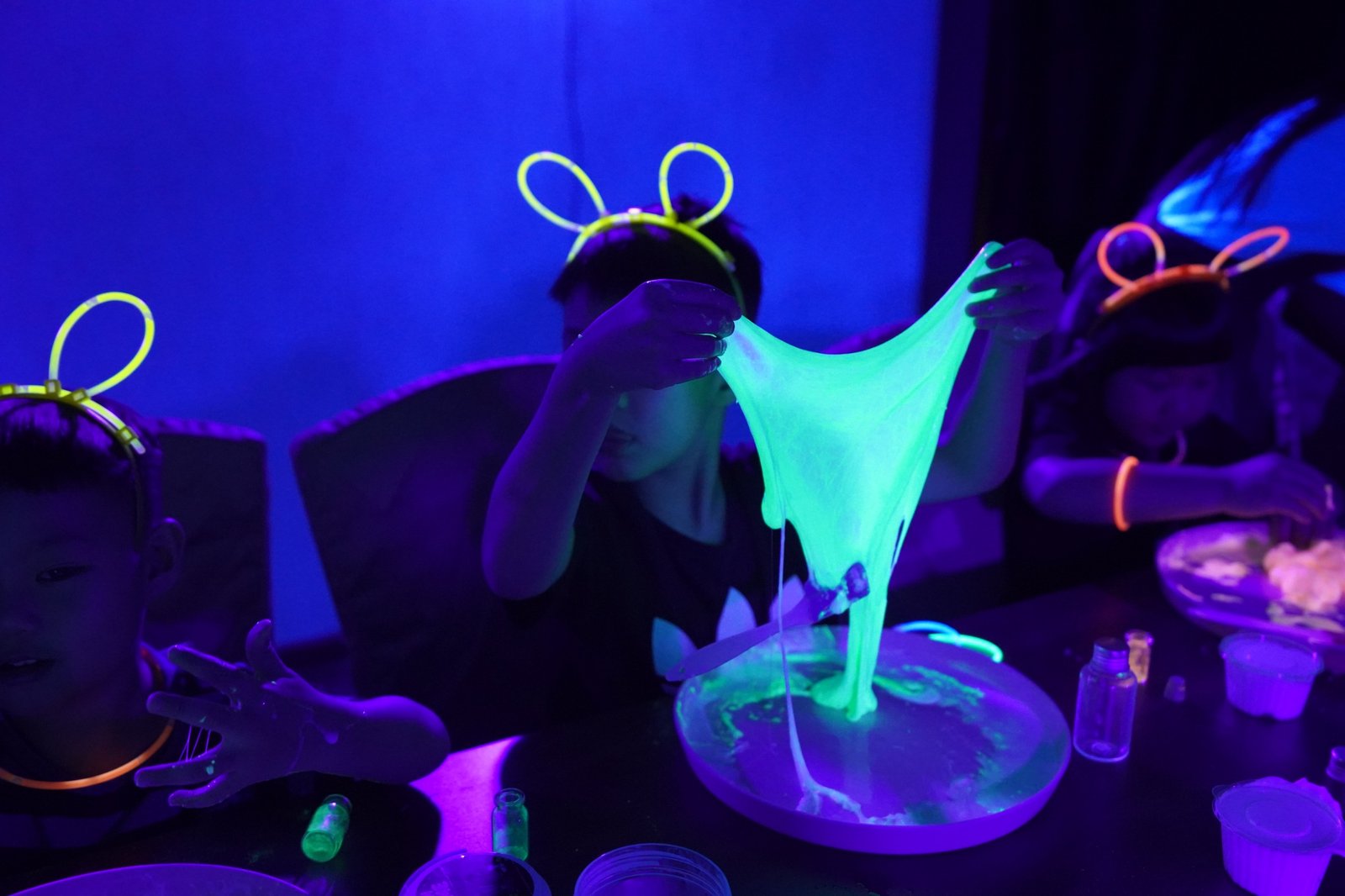 Wyndham Panbil Batam Gelar Neon Slime Adventure, Anak-Anak Antusias Kreasi Slime Bercahaya di Ruang Blacklight