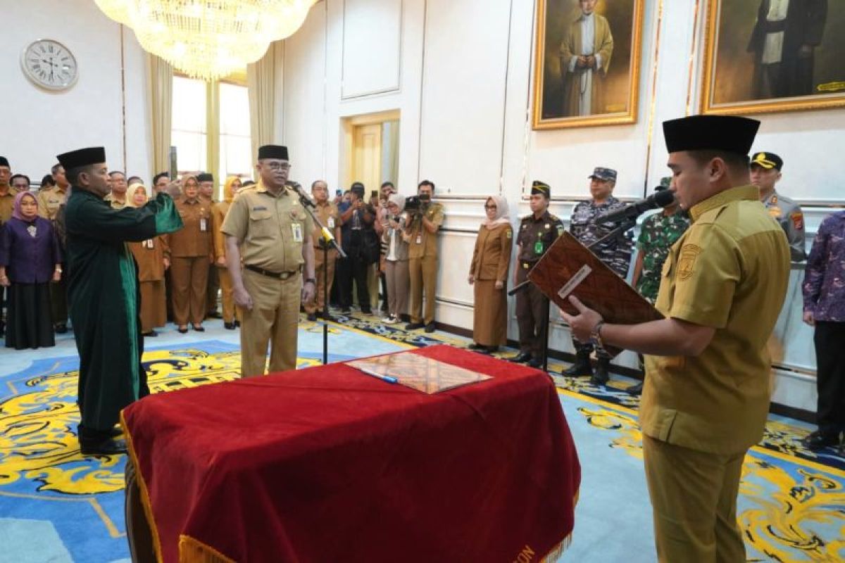 Wali Kota Cilegon Robinsar Lantik Aziz sebagai Sekda Definitif, Instruksikan ASN Utamakan Kepentingan Masyarakat