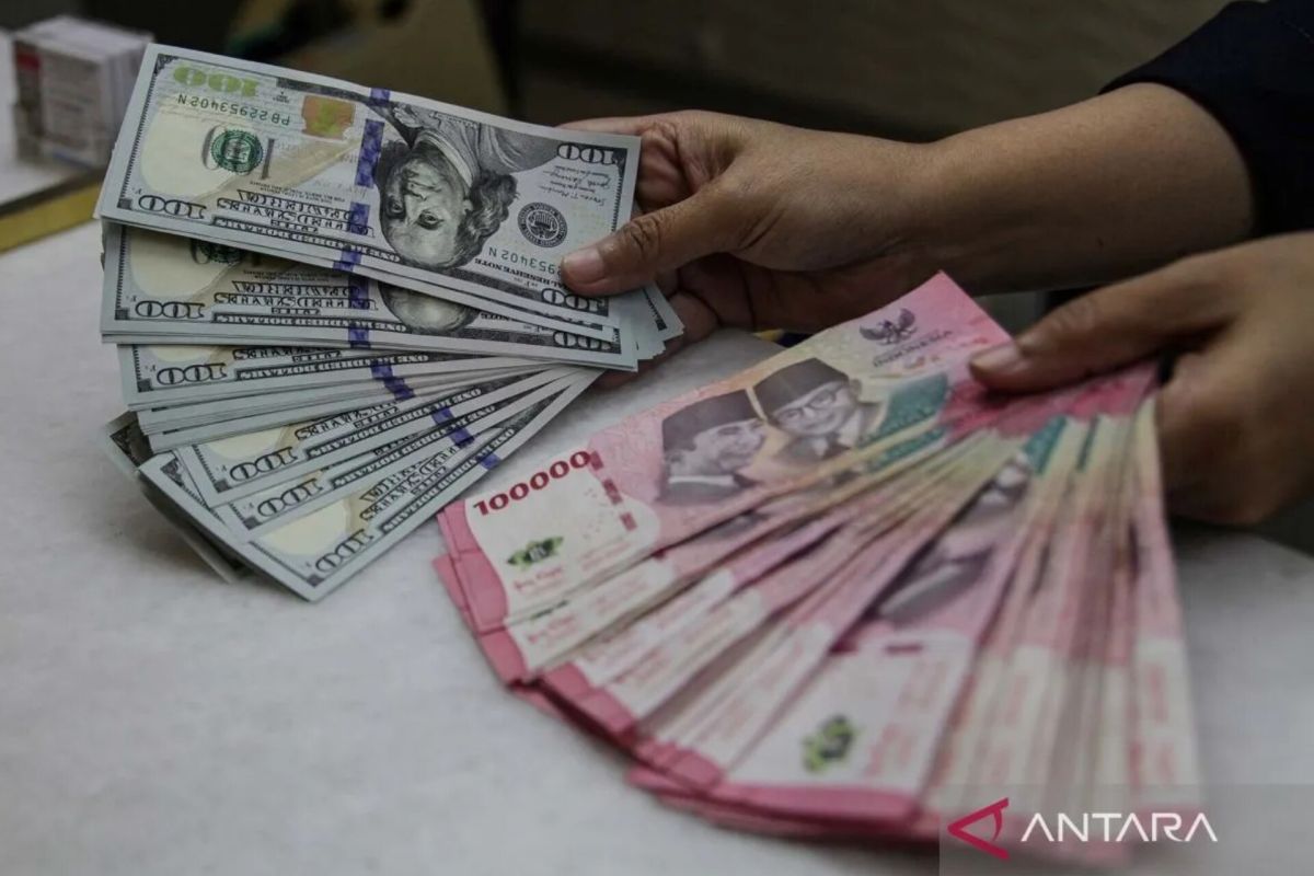 Rupiah Tembus Rp17.988 per Dolar AS, Melemah 45 Poin di Jumat Pagi