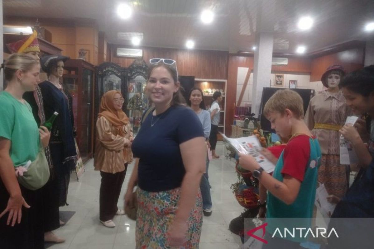 Bule AS Aliest dan Keluarga Jelajahi 33 Paviliun di PRSU 2026, Ingin Kenal Lebih Dekat Kebudayaan Sumut