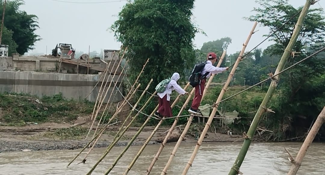 9 Bulan Pascabencana, Puluhan Siswa di Gayo Lues Masih Nekat Seberangi Sungai Demi Sekolah, Jembatan Gantung Jadi Andalan